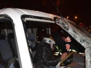Yön Levhası Direğine Çarpan Araçta Can Pazarı