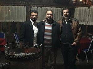 Başarılı iş adamları yemek sonrası sohbette