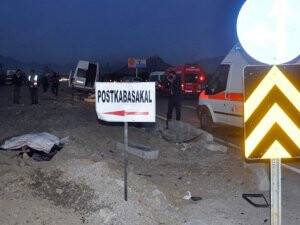 Yolcu minibüsü ile otomobil çarpıştı: 2 ölü, 3 yaralı