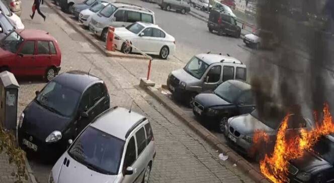 Konya’da park halindeki lüks bir otomobil kundaklandı