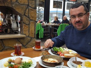 Mehmet Atasagun’un Bolu’da kahvaltı keyfi