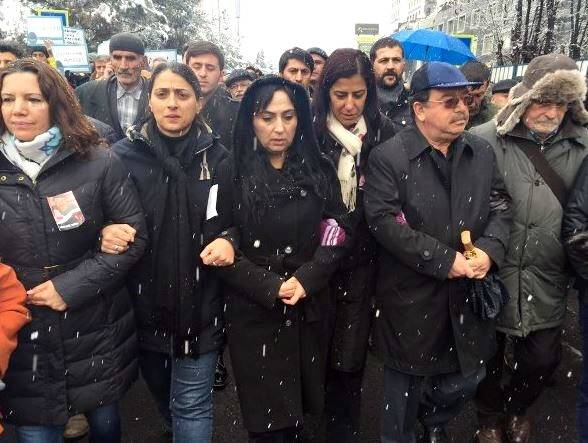 Bir grup HDP'li polisi bombaladı! 4 yaralı