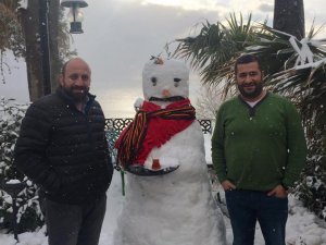 Celalettin Katırcı ile İbrahim Tankut’un Florya’da kardan adam pozu
