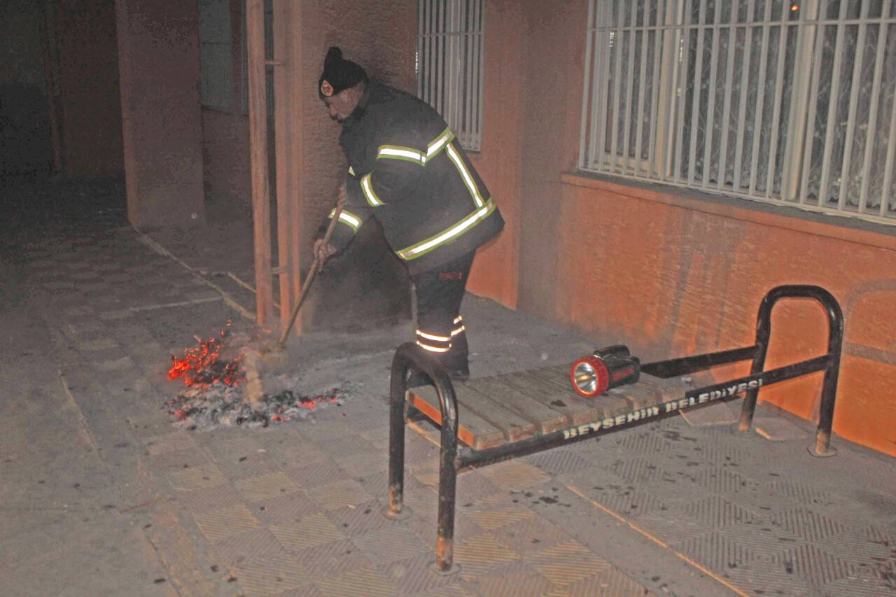 Okul bahçesindeki bank ve kamelyayı söküp yaktılar