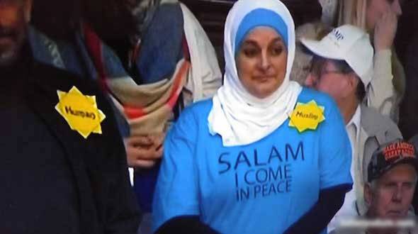 Trump'ı Protesto Eden Müslüman Kadın Mitingden Kovuldu