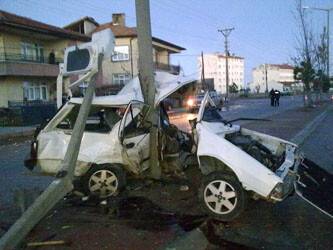OTOMOBİL DİREĞE ÇARPTI: 1 ÖLÜ
