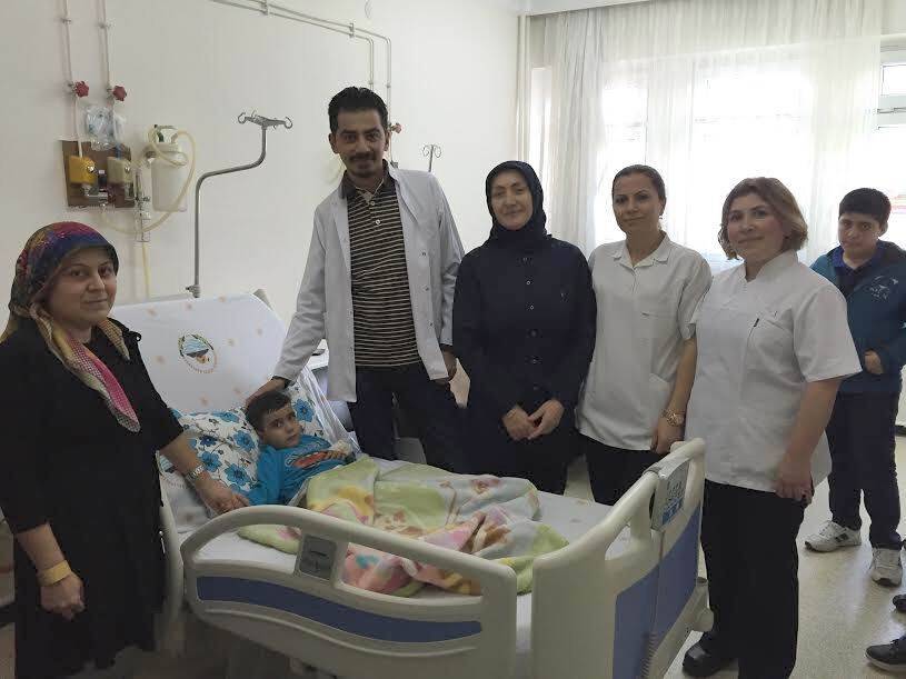 3 yaşındaki çocuktan, 1 santim uzunluğunda taş çıkarıldı