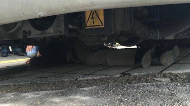 Yoldan Geçen Vatandaş Tramvayın Altında Kaldı