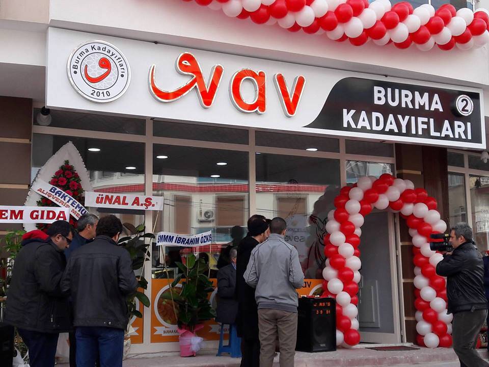 Özçelik Kardeşler’den tatlı salonu