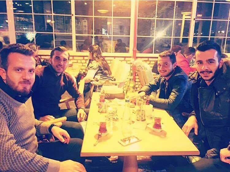 4 arkadaşın doyumsuz sohbeti