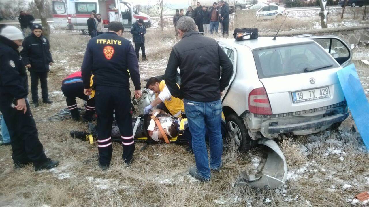 Konya'da otomobil bahçe duvarına çarptı: 2 yaralı!