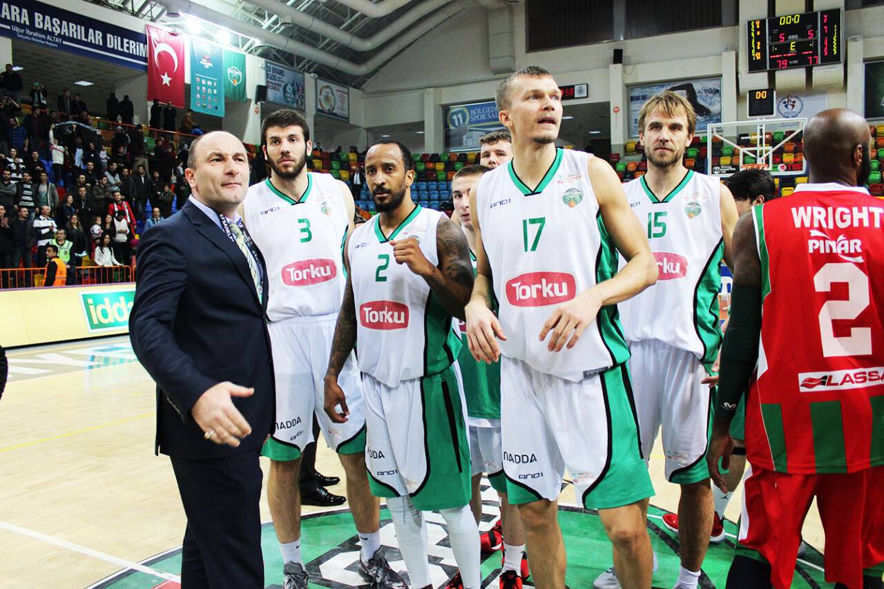 Kartal yıldızlarıyla uçuyor