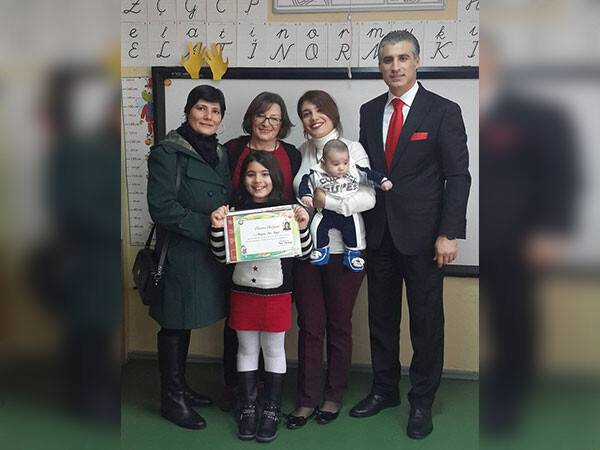 Özgül ailesi eğitimci Ayşe Çetinkaya ile birlikte