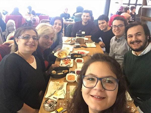 Gülten Özer Kamanlı dostları ile kahvaltıda