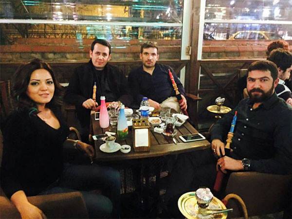 Mehmet Evrim arkadaşları ile sohbette