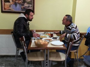 Nuri Koçyiğit ile Mehmet Emin Kara Dostlar Etliekmek’te kahvaltıda