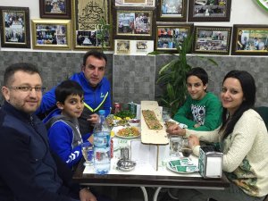 Kartalın kaleci antrenörü Hakan Hoca ailesi ile Halk Etliekmekte