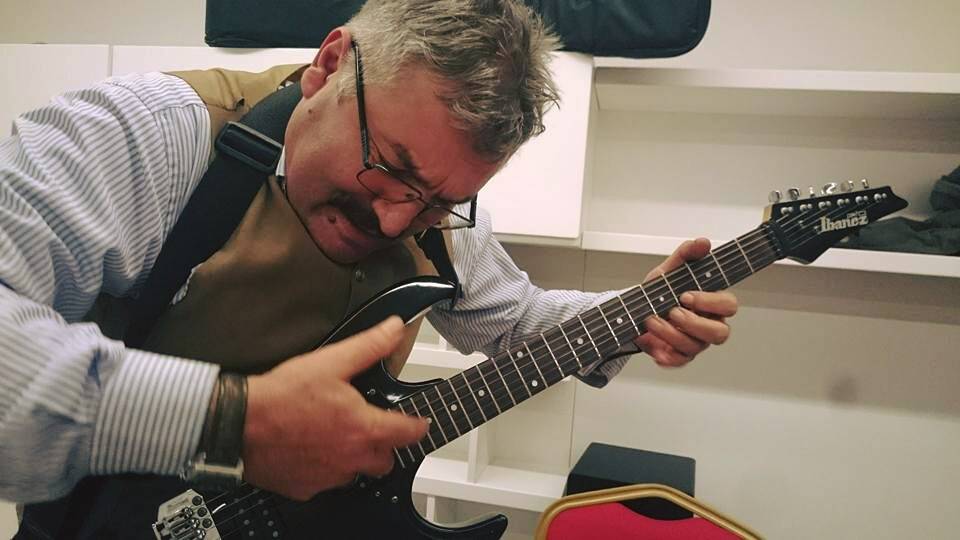 Bayram Kabadayı sazdan sonra gitara sarmış