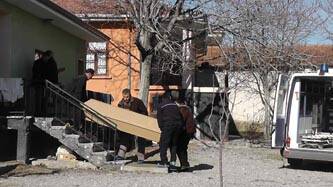 Ayrı yaşadığı eşini ve sevgilisini öldürdü
