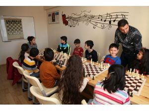 Eskişehir'de çocuklara satranç eğitimi