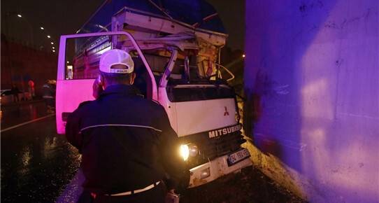 İstanbul'da Trafik Kazası: 3 Yaralı