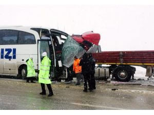 Sivas'ta yolcu otobüsüyle tır çarpıştı: 1 ölü, 15 yaralı