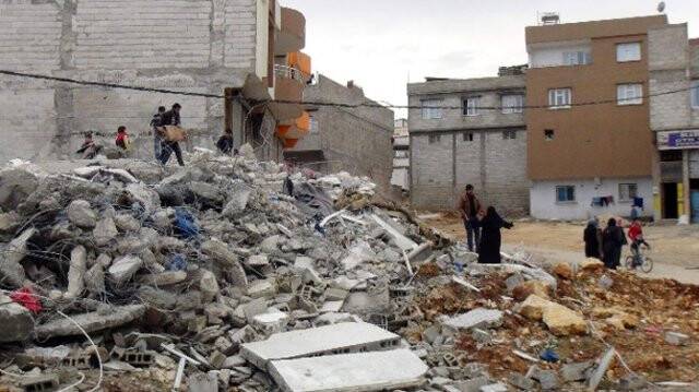Boşaltılan bina 10 dakika sonra çöktü