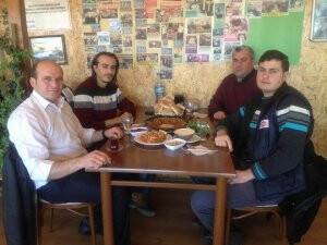 Hasan Gözetkayası ve arkadaşları Korukent Restorandalar