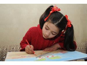 Suriyeli küçük ressam Türkiye'nin "dost eli"ni resmediyor