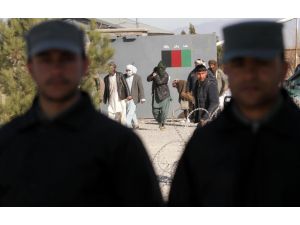 Afganistan'da 11 Taliban üyesi teslim oldu