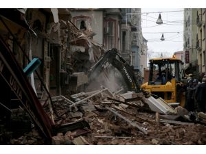 Beyoğlu'nda boş iki bina çöktü