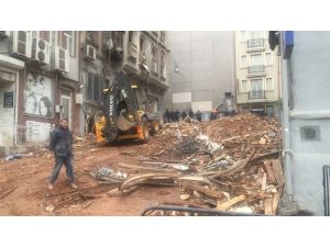 Beyoğlu'nda iki binanın çökmesi