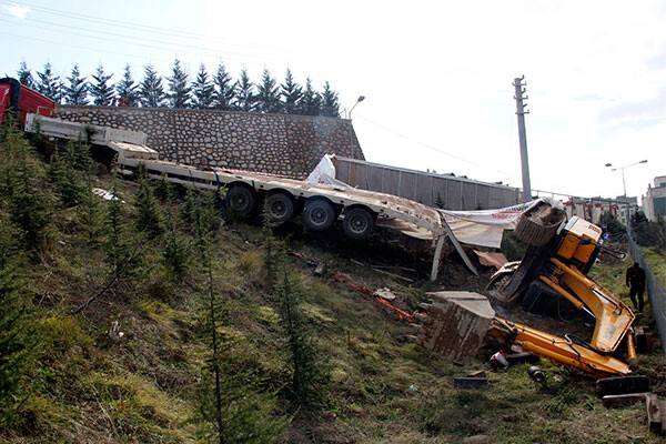 İş makinesi yüklü tır devrildi