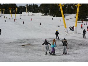 Uludağ'da azalan kar tatilcileri etkilemedi