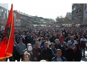 Kosova'da hükümet karşıtı protesto