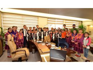 Madalyalı halk oyunları ekibi Pursaklar Belediye Başkanı Çetin'i ziyaret eti