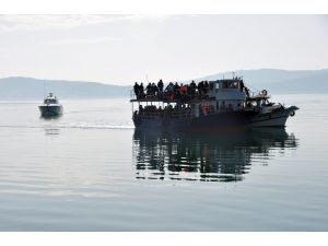 Denizin ortasında terk edilen sığınmacılar kurtarıldı