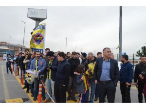 Fenerbahçe kafilesine Yalova'da çiçekli karşılama