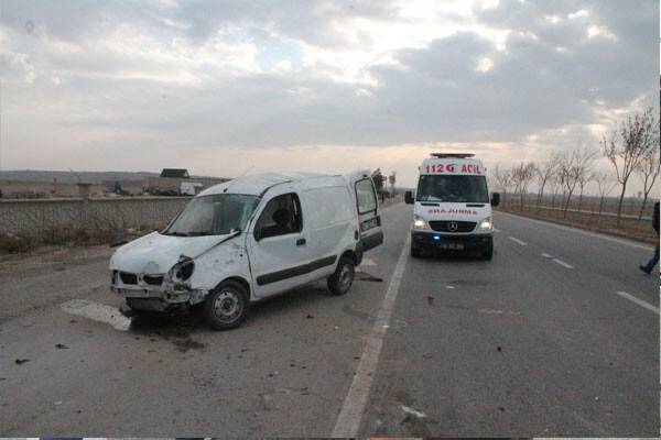 Mucura kapılan araç takla attı, 3 yaralı