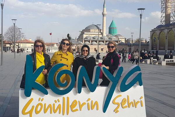 Lütfiye Borlu Kaftanoğlu Serpil Koçak ve arkadaşları türbede