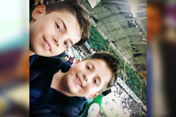 Veli Kaan Öncan kuzeni ile tribünde