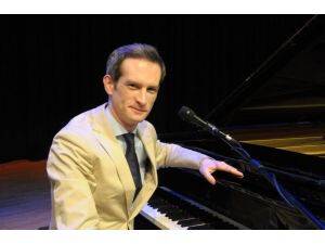 Anthony Strong, İstanbul'da konser verdi