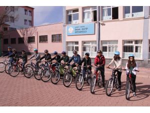 Öğrenciler bisiklet dersiyle moral buluyor