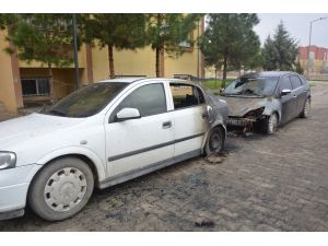 Şanlıurfa'da park halindeki iki otomobil kundaklandı