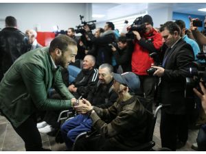 Beşiktaşlı futbolculardan anlamlı ziyaret