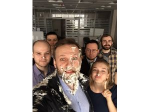 Rusya'da muhalif lidere pasta fırlatıldı