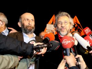 Gazeteci Dündar ile Gül cezaevinden çıktı