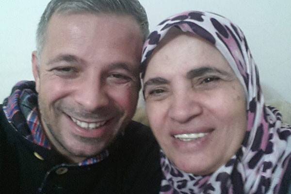 İsmail Tuna anne duası alıyor