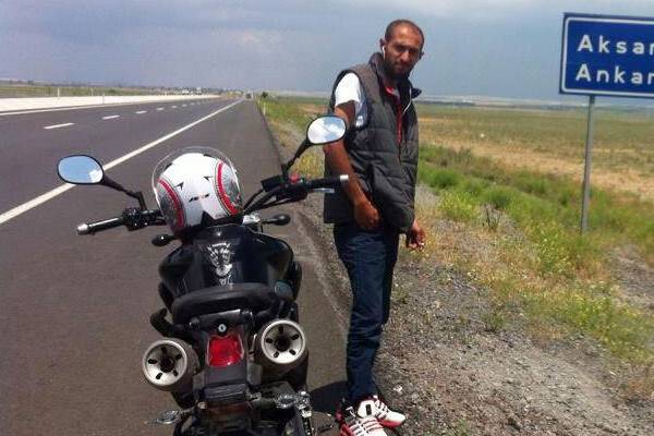 Direğe çarpan motosikletçi, öldü