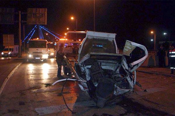 Korkuluklara çarpıp araçtan fırladılar, 2 ölü
